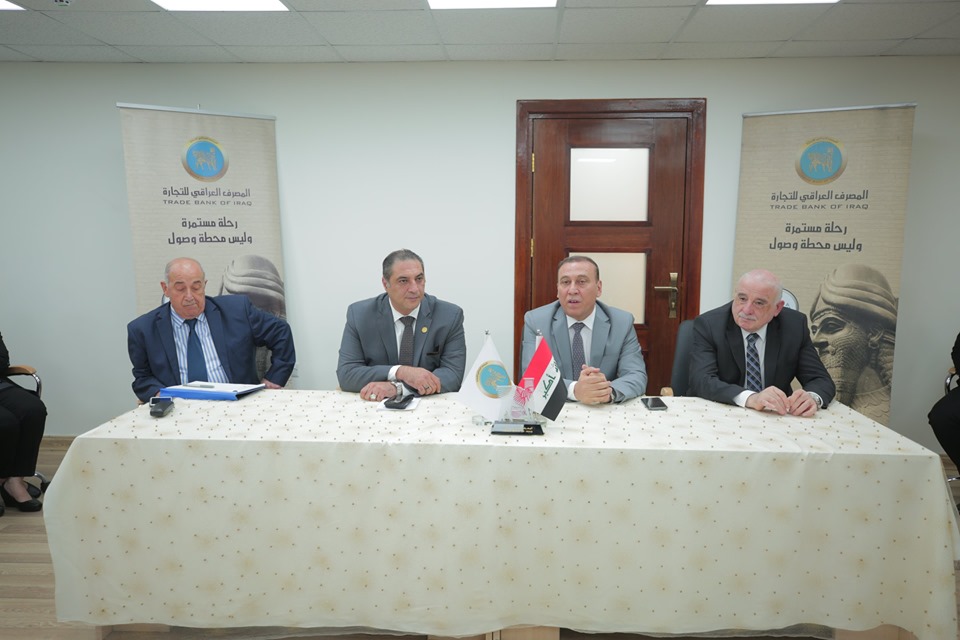 A part of the dialogue session held by the Iraqi Bank for Trade and the granting of loans to citizens wishing to buy solar applications at the initiative of the adviser to Prime Minister Abdul Hussein Al-Henin. AlHunain_01